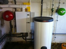 Gastherme mit Warmwasserspeicher